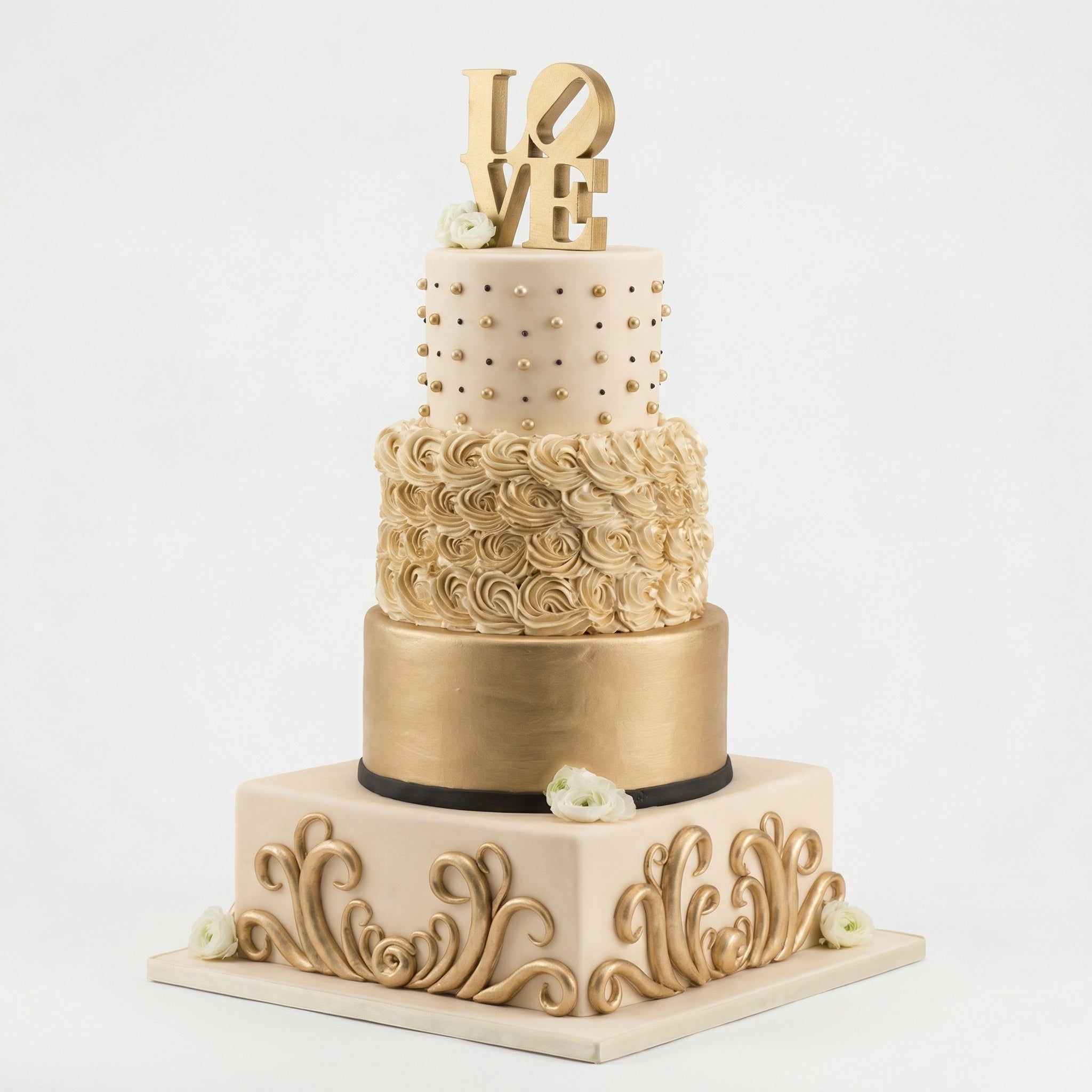 Torta anniversario elegante a tre piani con decorazioni e scritta personalizzata
